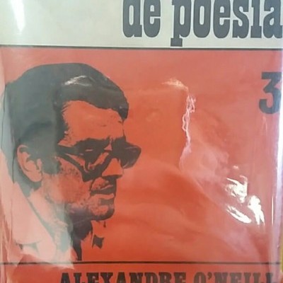 Capa de caderno de poesia em vermelho com texto e ilustração de homem de óculos