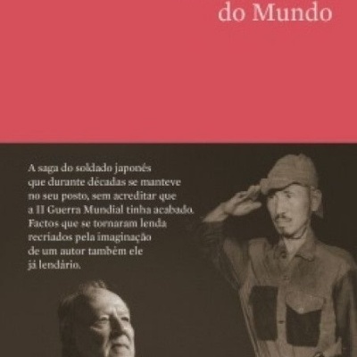 Capa de livro com título O Crepúsculo do Mundo e imagem a preto e branco de homem e soldado japonês