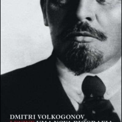 Capa de livro com fotografia a preto e branco e texto em fundo preto.