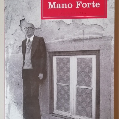 Capa do livro 'Mano Forte' de Luiz Pacheco com imagem de homem junto a janela