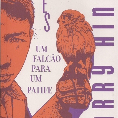 Capa de livro com ilustração de rapaz e falcão, texto KES BARRY HINES UM FALCÃO PARA UM PATIFE
