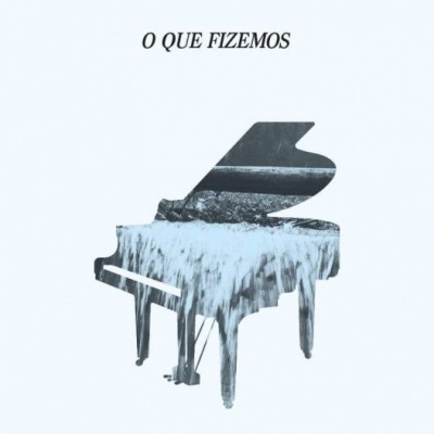 Capa de livro com título O QUE FIZEMOS, autor TEDI LÓPEZ MILLS, e imagem de piano com textura de cascata