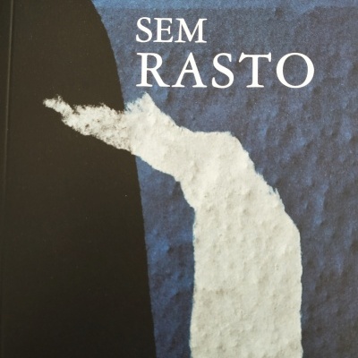 Capa do livro 'SEM RASTO' de Fátima Maldonado com design abstrato em azul, preto e branco.
