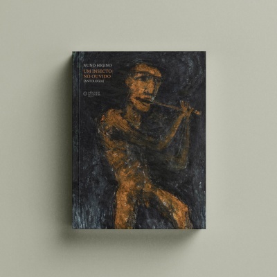 Livro com capa preta com imagem de figura humana a tocar flauta e texto no canto superior esquerdo.