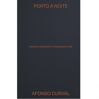 Livro preto com texto laranja 'PORTO À NOITE' e autor 'AFONSO CURVAL'