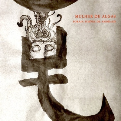Obra artística em tinta com símbolo abstrato escuro e texto vermelho Mulher de Algas Soraia Simões de Andrade