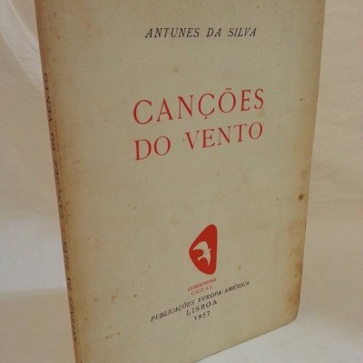 Livro antigo 'Canções do Vento' em capa branca com texto preto e vermelho.