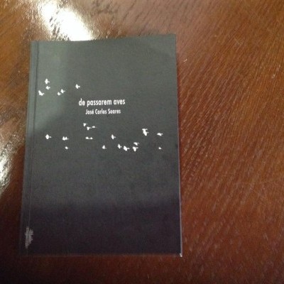 Livro preto 'de passos em aves' de José Carlos Somoza sobre mesa de madeira