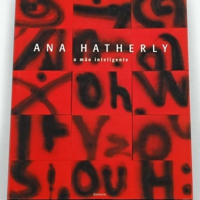 Capa de livro vermelha com grafismos pretos e texto branco Ana Hatherly a mão inteligente