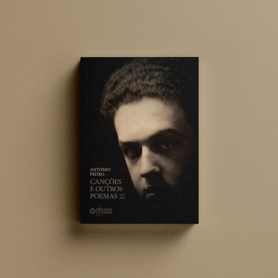 Livro preto com fotografia de rosto masculino e texto em português na capa