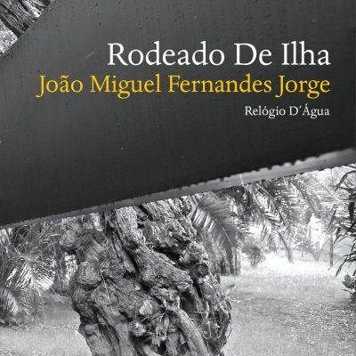 Capa de livro 'Rodeado De Ilha' com imagem a preto e branco de árvore retorcida
