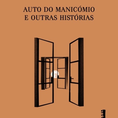 Capa de livro castanha com portas abertas e texto em preto.