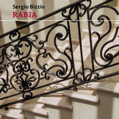 Capa de livro com escada em pedra e corrimão de metal preto, texto 'Sergio Bizzio RABIA'