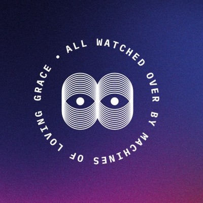 Logo branco com olhos estilizados e texto circular em fundo degradé azul e rosa