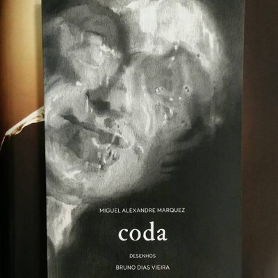 Capa de livro preta com ilustrações de rostos em cinza e texto branco