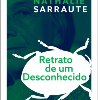 Capa de livro azul escuro com rosto de pessoa idosa e texto em verde e branco
