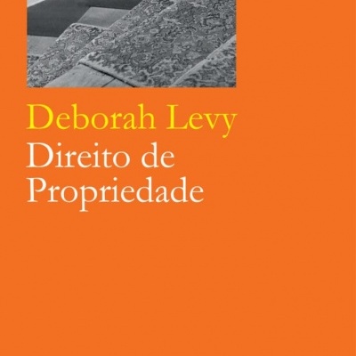 Capa de livro Direito de Propriedade de Deborah Levy com imagem de pé calçado em escadas