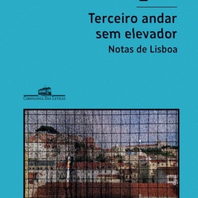 Capa azul de livro com título, autora e foto de Lisboa atrás de uma rede preta.