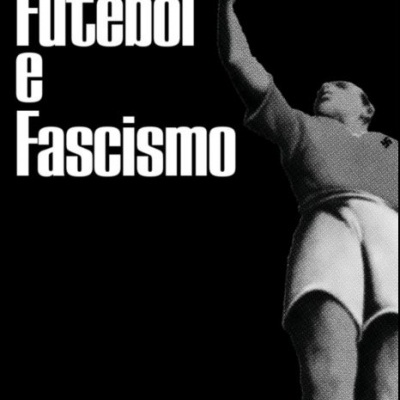 Capa de livro Futebol e Fascismo com jogador de futebol em preto e branco