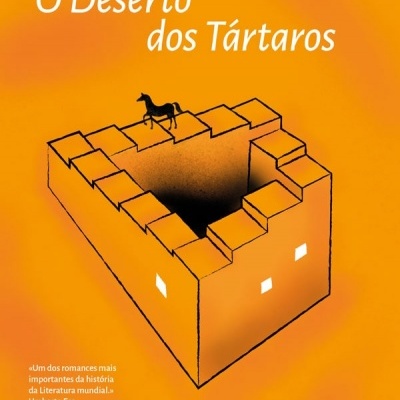 Capa do livro 'O Deserto dos Tártaros' de Dino Buzzati com fundo laranja e ilustração preta