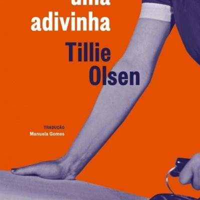 Capa do livro 'conta-me uma adivinha' de Tillie Olsen com fundo laranja e braço de mulher com ferro de engomar.