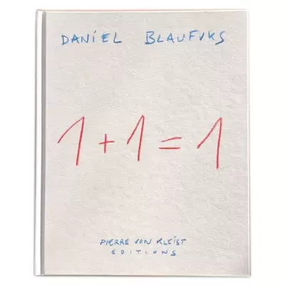 Capa de livro branco com texto azul e vermelho.