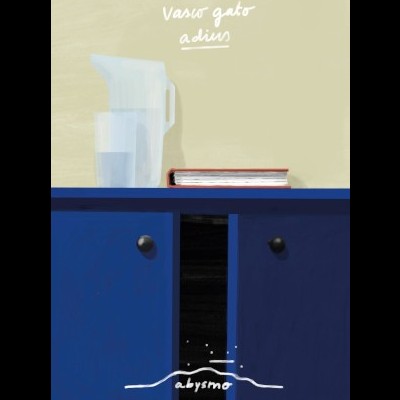 Garrafas, copo e livro sobre móvel azul com texto manuscrito