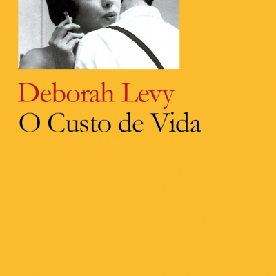 Capa de livro O Custo de Vida de Deborah Levy com fotografia a preto e branco e fundo amarelo