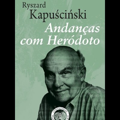 Capa de livro verde com texto e fotografia em preto e branco de um homem