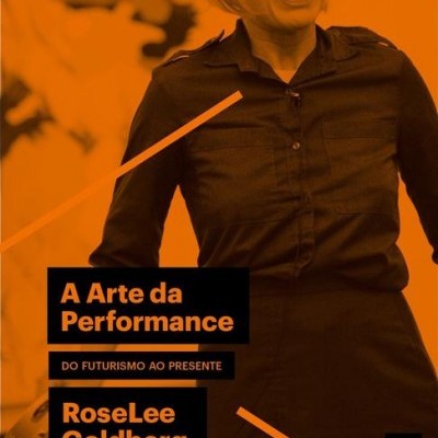 Capa de livro laranja com mulher em camisa preta e texto sobre performance