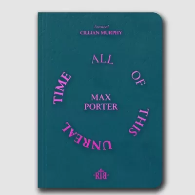 Livro azul escuro com texto rosa fluorescente