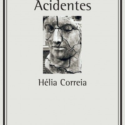 Capa do livro Acidentes de Hélia Correia com escultura facial rachada e fundo creme.