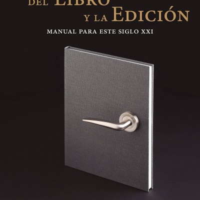 Capa de livro com maçaneta metálica e texto em espanhol sobre os fundamentos do livro e edição.