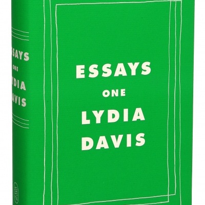 Capa do livro verde com título ESSAYS ONE LYDIA DAVIS em branco
