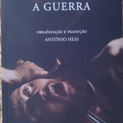 Capa de livro com título 'SOU EU PRÓPRIO A GUERRA' e imagem dramática de homem em sofrimento.