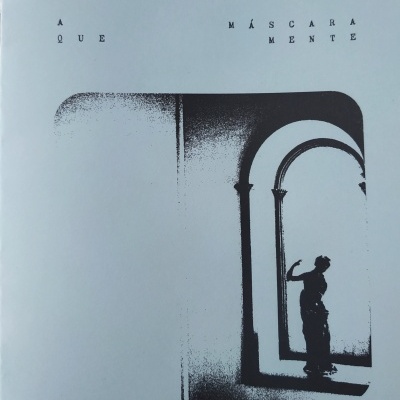 Capa de livro com texto e imagem em preto e branco de uma figura e colunas arqueadas