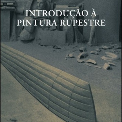 Capa de livro com título 'INTRODUÇÃO À PINTURA RUPESTRE' e uma escultura em primeiro plano