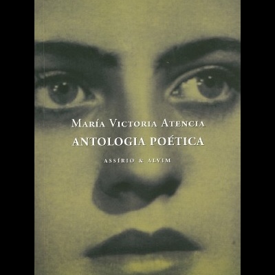 Capa de livro com fotografia preta e branca de um rosto jovem, texto do título e autor no centro.