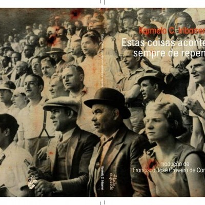 Multidão em preto e branco com texto em laranja e branco sobreposto