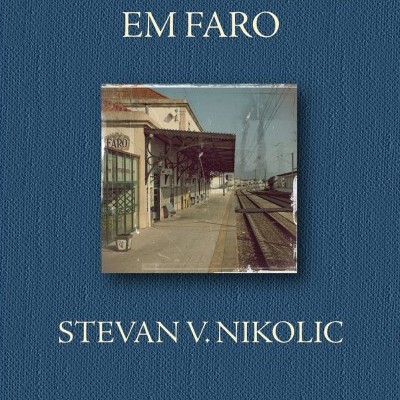 Capa de livro azul com título FIM DE SEMANA EM FARO, foto da estação de comboios e autor Stevan V. Nikolic