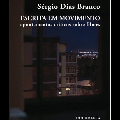 Capa de livro ESCRITA EM MOVIMENTO com imagem noturna de edifícios