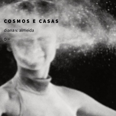 Capa de livro em preto e branco com figura feminina e texto 'COSMOS E CASAS diana v. almeida'
