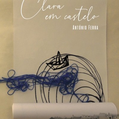 Obra artística com texto, desenho e fotografia em papel pendurado