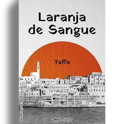 Capa de livro com círculo laranja e cidade à beira-mar em preto e branco