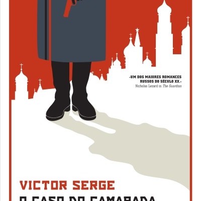 Capa de livro com homem segurando pistola vermelha e arquitetura russa ao fundo