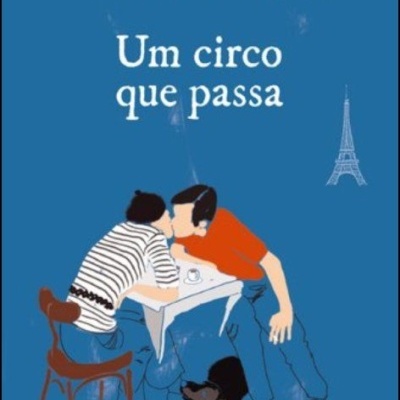 Capa de livro azul com ilustração de casal, cão e Torre Eiffel.