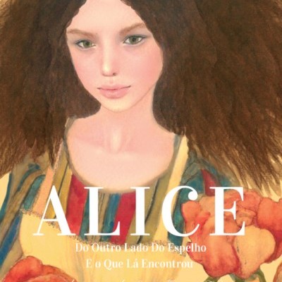 Capa de livro com ilustração de rapariga em vestido amarelo rodeada por flores e texto sobre Alice no Espelho