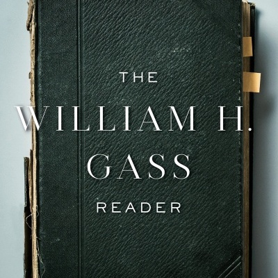 Livro com capa preta texturizada e abas coloridas, intitulado THE WILLIAM H. GASS READER