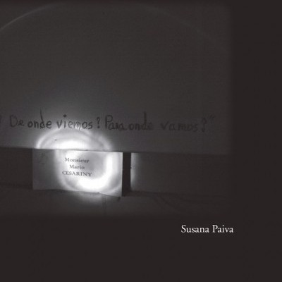 Capa de livro preta com texto manuscrito e textos impressos em branco.