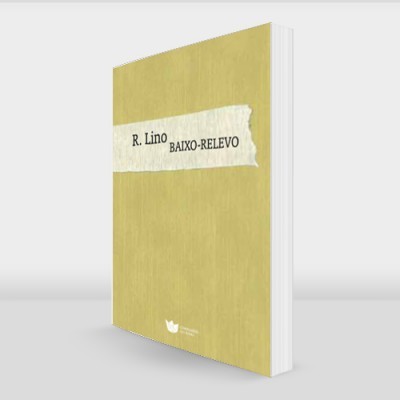 Livro com capa dura amarela e etiqueta branca com texto